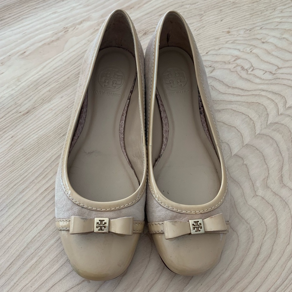 Tory Burch patent leather and suede beige flats